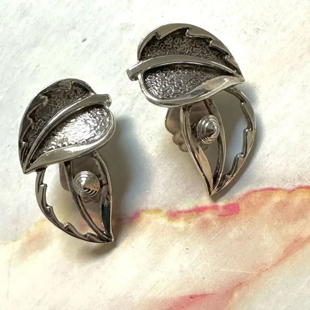 Sarah Coventry vintage silver tone double leaf clip on Earrings